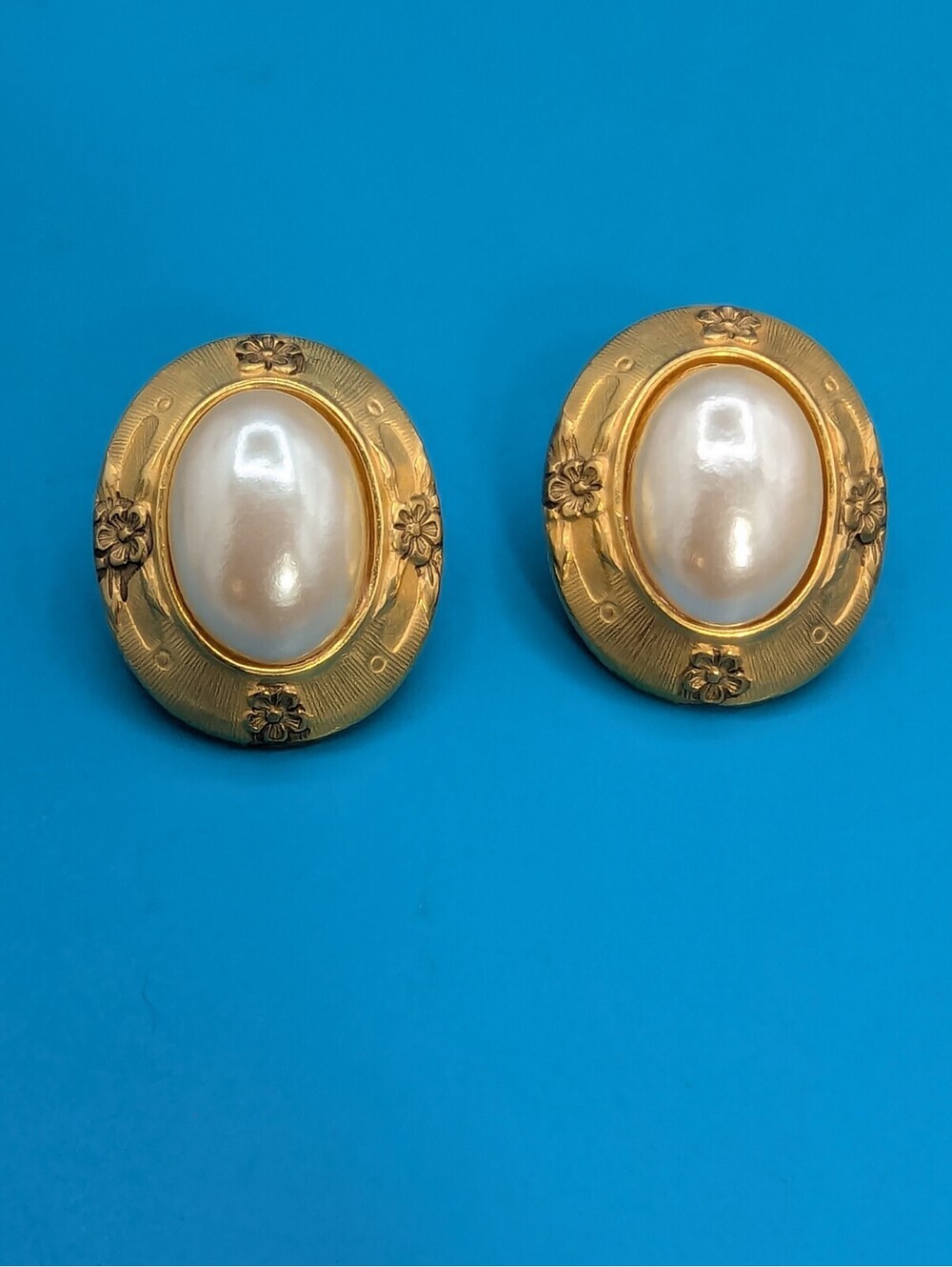 Vintage Gold Tone Faux Pearl Oval Stud Pierced Earrings Floral Etched Border 1"